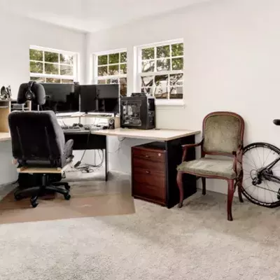 Mann fotografiert sein Büro, doch er ist nicht alleine