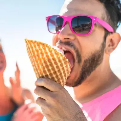 Mann leckt Eis ab