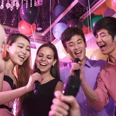 Mann singt zu laut Karaoke: Die Folgen für seine Lunge sind schrecklich.