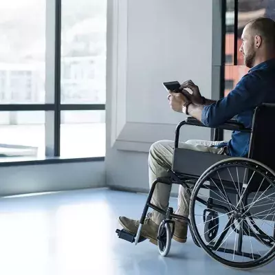 Mann sitzt im Rollstuhl, weil ihm diese wichtige Impfung fehlt