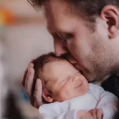 Mann speckt ab, um seinem Baby das Leben zu retten