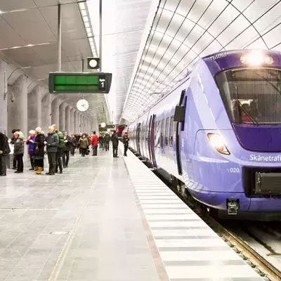 Mann verrichtet tägliche Hygiene am Bahnsteig: Seine Mitreisenden sind angeekelt