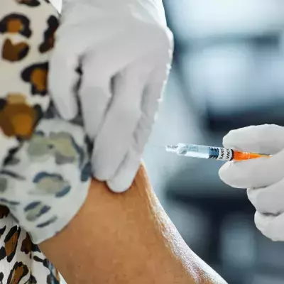 Mann will sich an einem Fake-Silikonarm impfen lassen und landet vor Gericht
