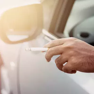 Mann zündet sich eine Zigarette im Auto an und bereut es Sekunden später