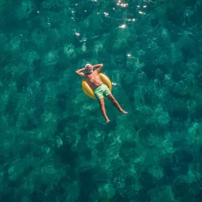 Mit Schwimmnudel auf dem offenen Meer