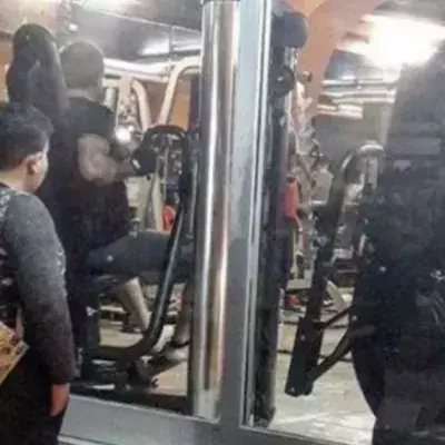 Muhammad schaut sehnsüchtig in das Fitnessstudio