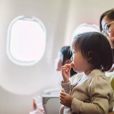Mutter setzt Kind im Flugzeug aufs Töpfchen: Die Reaktion der Stewardess löst einen heftigen Streit aus!