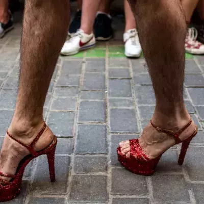 Neue Männlichkeit: Familienvater trägt Röcke und High Heels 