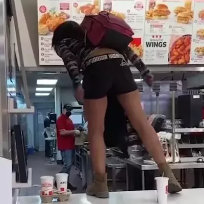 Ohne Maske bei KFC: Als man sie nicht bedienen will, dreht sie durch (Video)