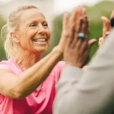 Oma verwandelt sich mit Krafttraining vom Übergewicht zur Bodybuilderin
