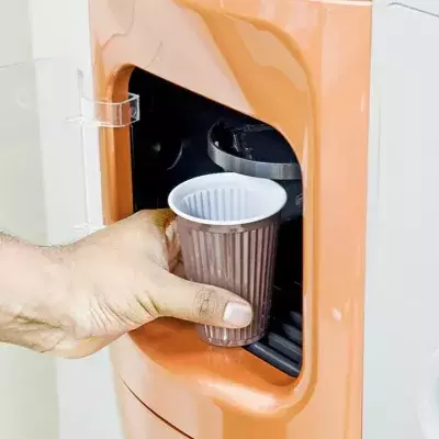Schrecklicher Unfall am Kaffeeautomaten: Plötzlich fehlt jungem Mann ein Teil seiner Hand