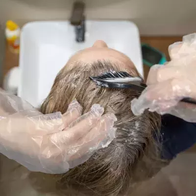 Sie färbt sich die Haare: Dabei entkommt sie nur knapp dem Tod