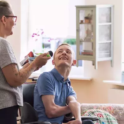 Sie halten seine schöne Freundin für seine Krankenschwester: So beweisen sie das Gegenteil!