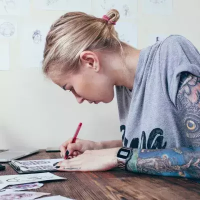 Sie will ihr Tattoo entfernen, doch die Creme hat einen anderen Effekt