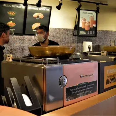 Starbucks-Mitarbeiter nimmt Corona-Regeln ernst und wird belohnt