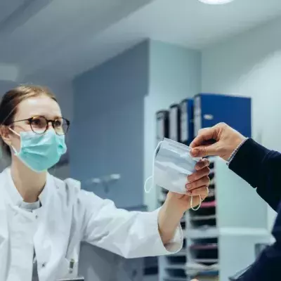Symbolbild: Krankenschwester erfindet neuen Mundschutz