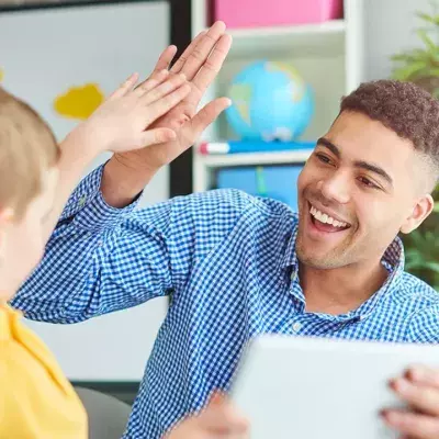 Symbolbild: Lehrer mit Schüler