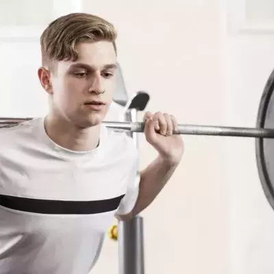 Teenager wird wegen seines Aussehens gemobbt, dann trainiert er sich einen beneidenswerten Body.