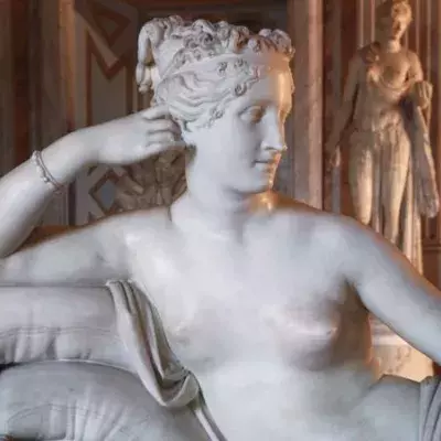 Tourist beschädigt 200 Jahre alte Statue bei Aufnahme eines Selfies