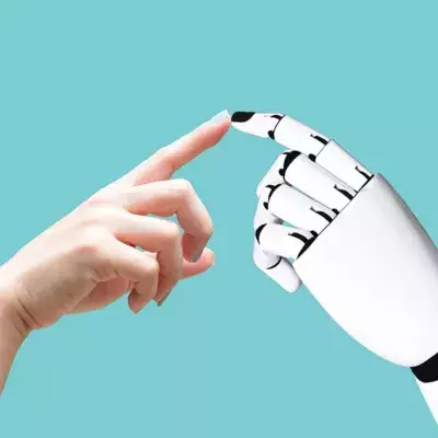 Transhumanistin: Frau lässt sich Technik-Gadgets in den Arm pflanzen
