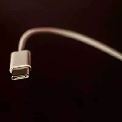 USB-Kabel im Penis