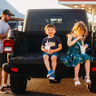 Vater gibt seinen Kindern nur Softdrinks