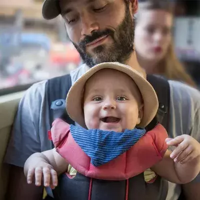 Vater mit Baby im Zug