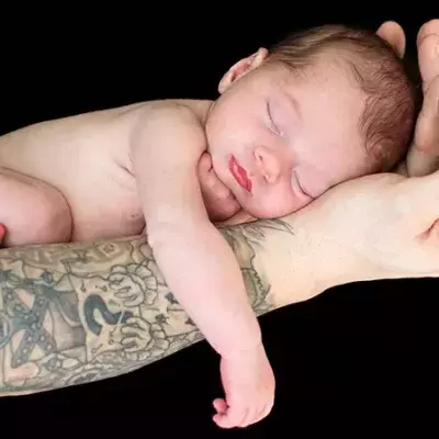 Vater will seine Babys tätowieren lassen