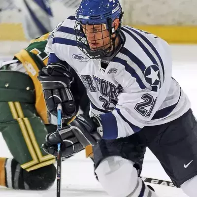 Während eines Eishockey-Spiels rettet Nadia Popovici dem Zeugwart Brian Hamilton das Leben