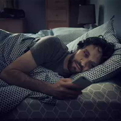 Das passiert mit deinen Augen, wenn du deinen Smartphone-Bildschirm dunkler stellst