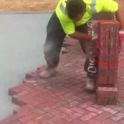 Dieser Arbeiter zeigt euch, wie man Ziegelsteine richtig verlegt