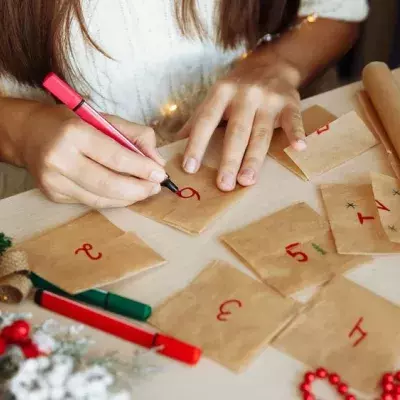 Adventskalender befüllen: Nachhaltige Ideen für Kinder und Erwachsene