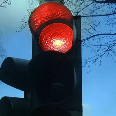 Rote Ampel: Runter von der Kupplung oder nicht?