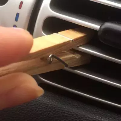 Aus diesem Grund solltest du im Winter immer eine Wäscheklammer im Auto haben