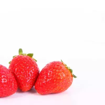 Drei Erdbeeren auf weißem Untergrund