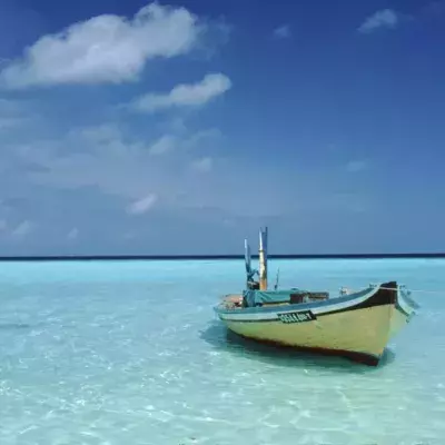 Ein einsames Boot auf den Malediven