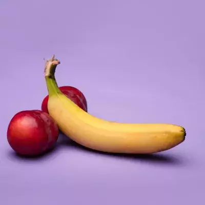 Eine Banane und zwei Pflaumen