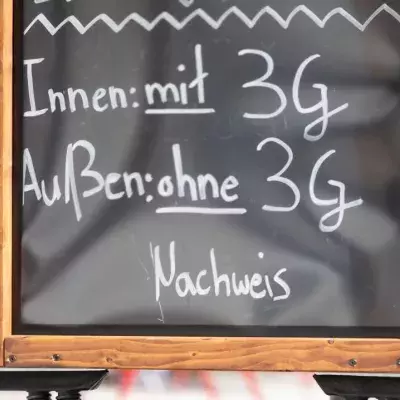 Eine Tafel mit den 3G-Regeln steht vor einem Stuttgarter Restaurant