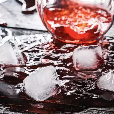 Ekelzone Bar: Deshalb solltet ihr auf Eiswürfel verzichten