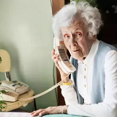 Fieser Betrug per Anruf: Wenn du diese vier Worte am Telefon hörst, musst du sofort richtig handeln