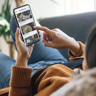 Finger weg vom Smartphone? So lange überleben Krankheitserreger auf dem Gerät