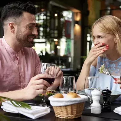 Flirt-Trend Sneating: So schamlos wird das Date dabei ausgenutzt