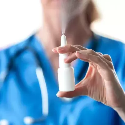 Frau hält Nasenspray