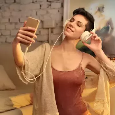 Frau macht Selfie