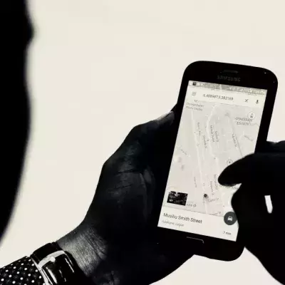 Mann hält Mobiltelefon in den Händen