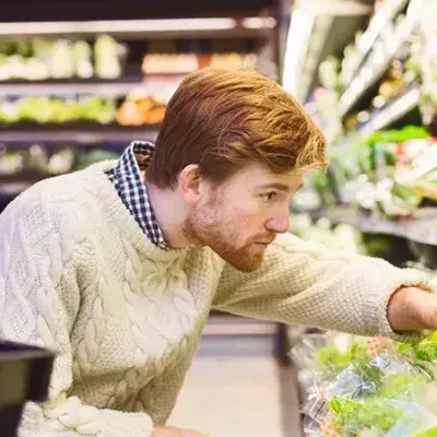 Mann im Supermarkt