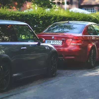 Mann zeigt, dass wir die Parkplatzlinien falsch nutzen