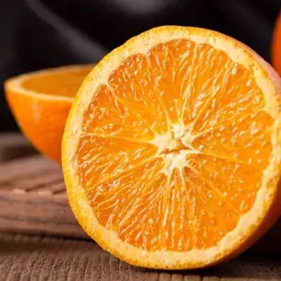 Orange unter der Dusche essen: Hat dieser TikTok-Trend wirklich Vorteile?