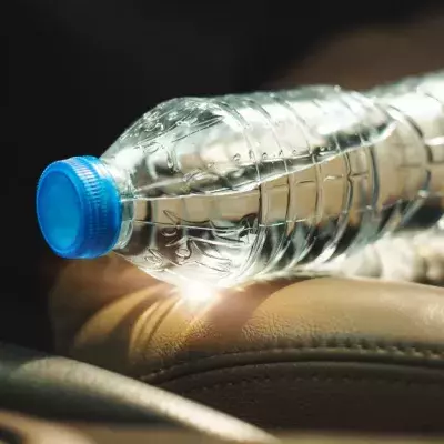 PET-Flasche im Auto 