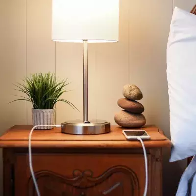 Smartphone neben Bett laden